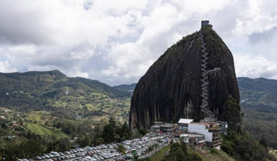 la piedra del penol and parking