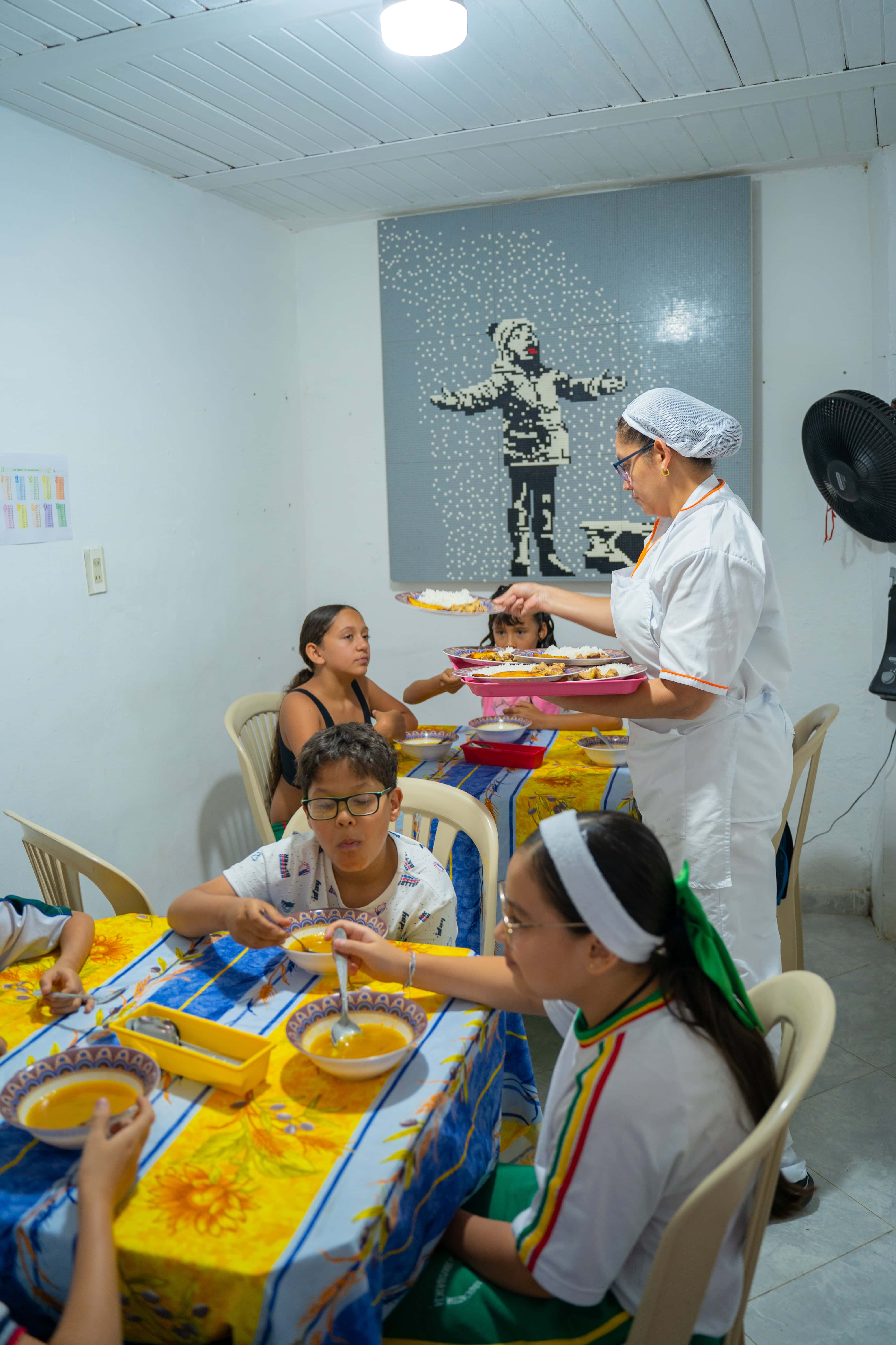 Children eating at the Sembradores de Amor community kitchen