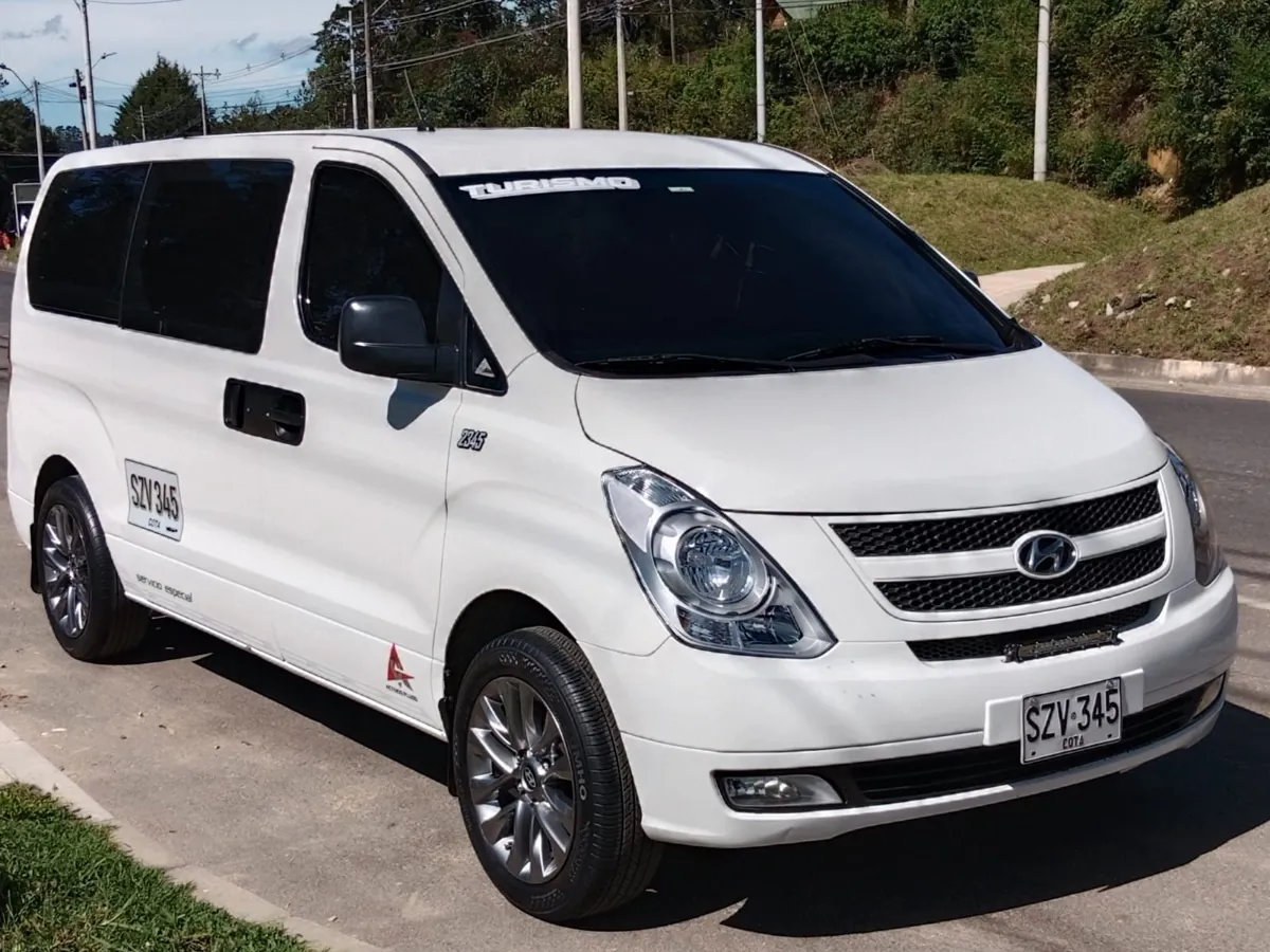 Nuestra van blanca de turismo con licencia en Medellín